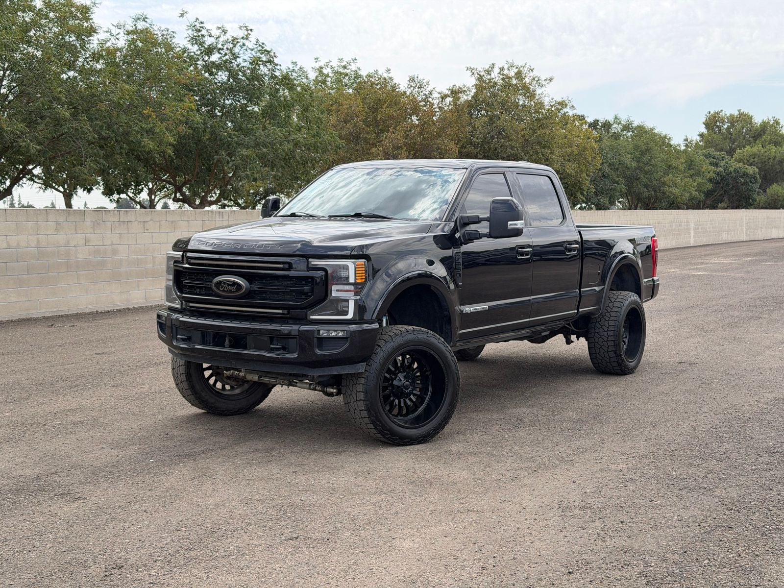 2022 Ford F-350SD Lariat TREMOR W/BLACK PKG