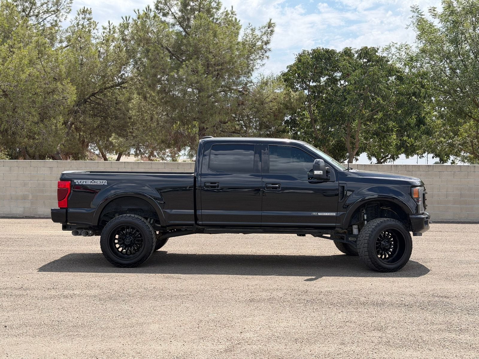 2022 Ford F-350SD Lariat TREMOR W/BLACK PKG