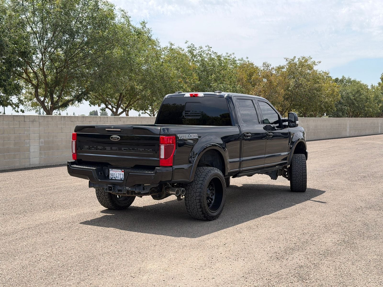 2022 Ford F-350SD Lariat TREMOR W/BLACK PKG