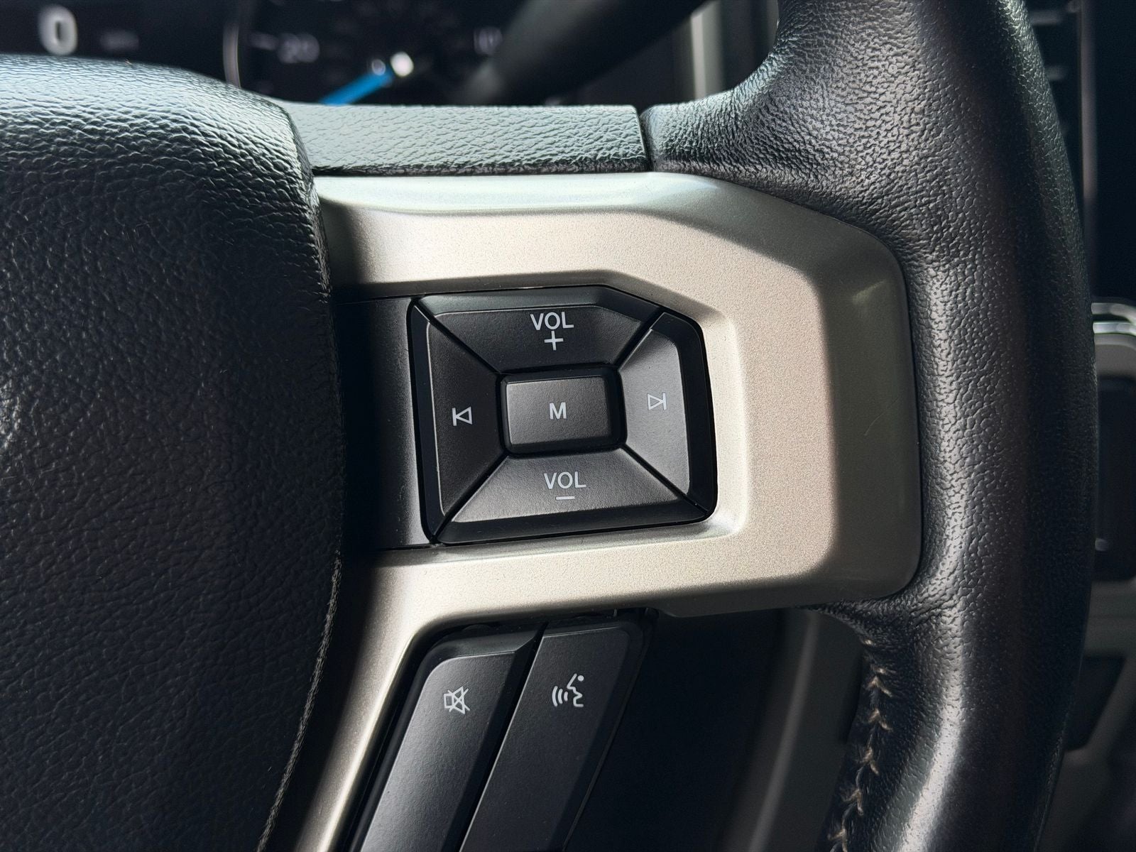 2022 Ford F-350SD Lariat TREMOR W/BLACK PKG