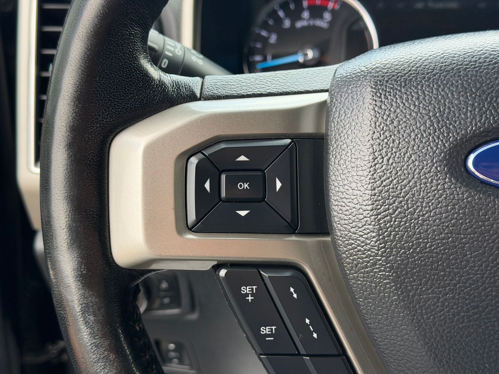 2022 Ford F-350SD Lariat TREMOR W/BLACK PKG