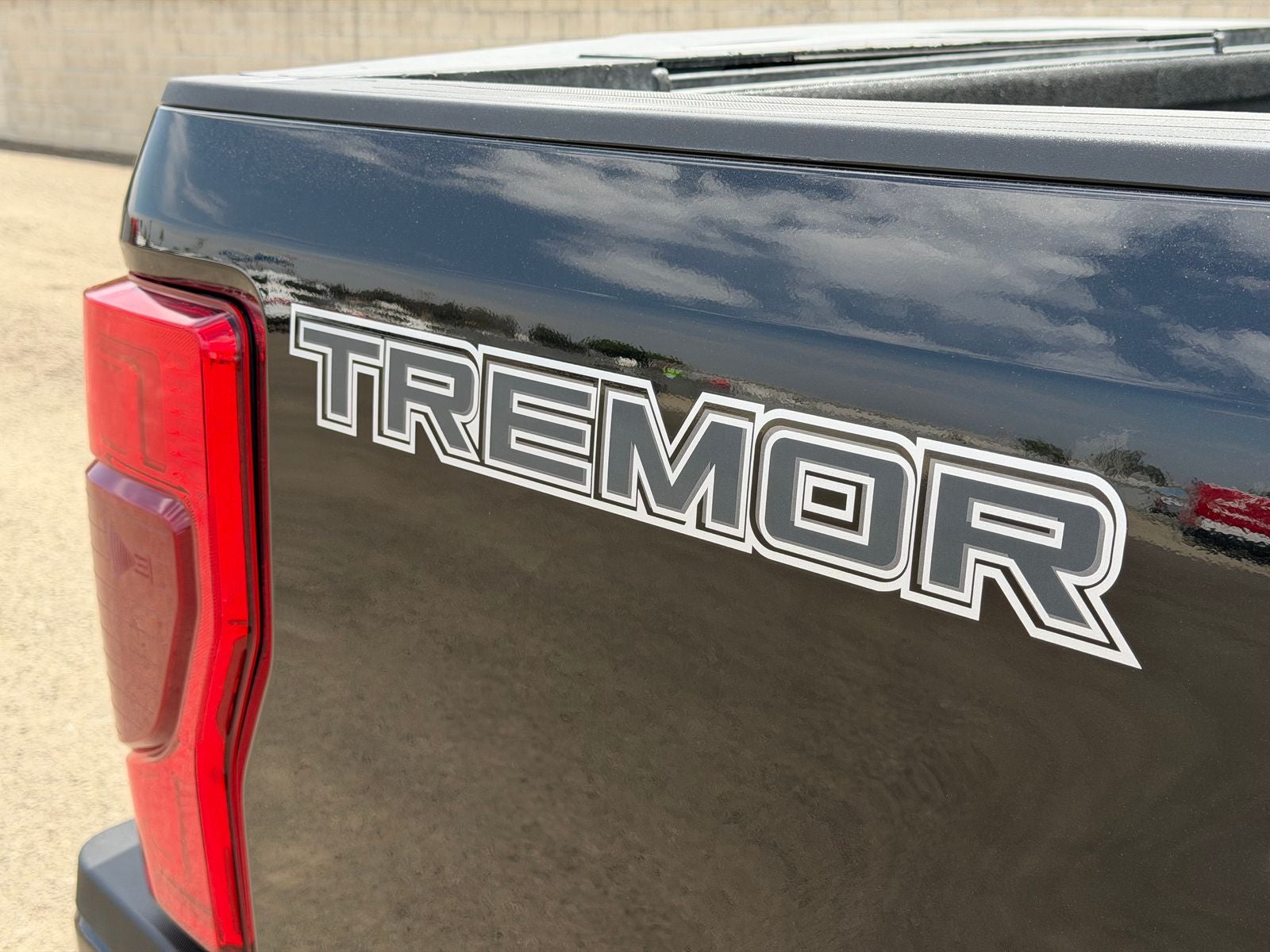2022 Ford F-350SD Lariat TREMOR W/BLACK PKG