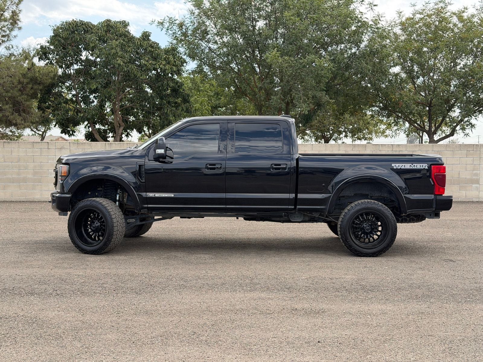 2022 Ford F-350SD Lariat TREMOR W/BLACK PKG